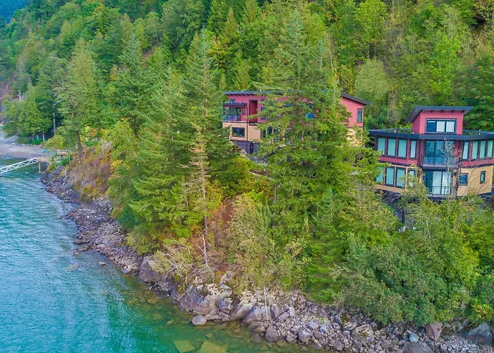 The Lodge On Harrison Lake